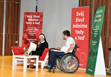 Host pod Parapletem - Sestra Angelika