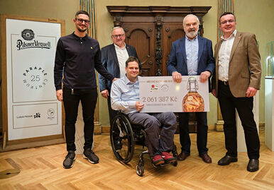 Centrum Paraple převzalo šek z charitativní aukce uměleckých pivních lahví Pilsner Urquell