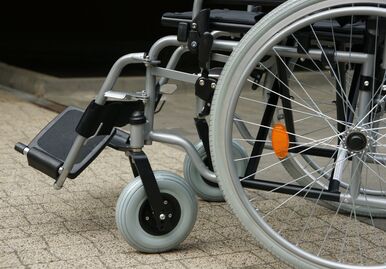 Neberte správné kotvení vozíku v autě na lehkou váhu